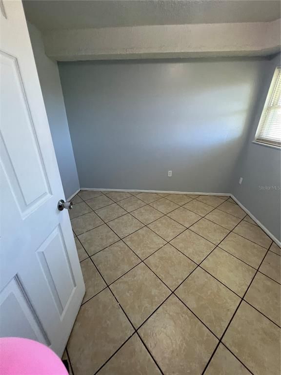 Empty room, Interior