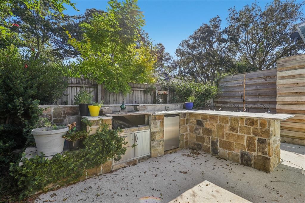Exterior, Outdoor Kitchen