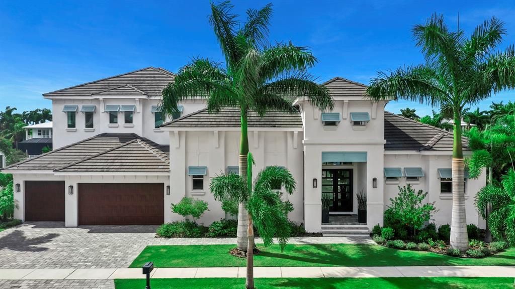 Attached, Exterior, Facade, Mediterranean
