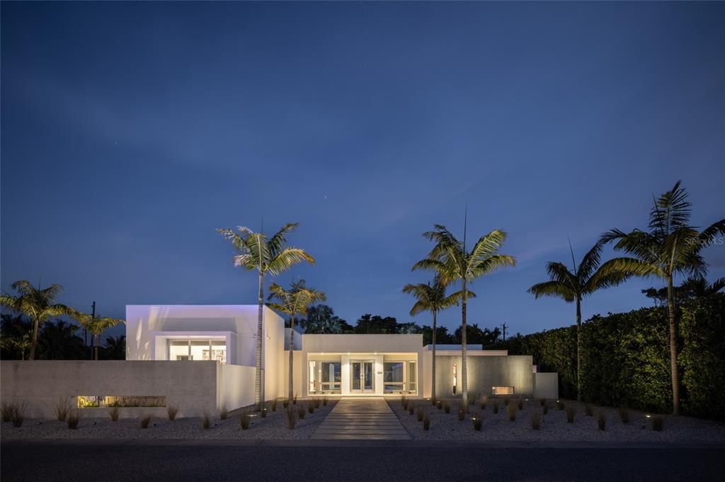 Exterior, Facade, Modern