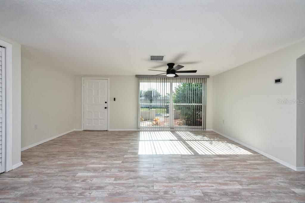 Empty room, Interior