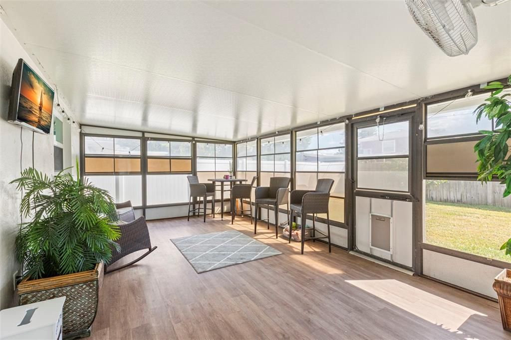 Dining room, Interior, Sun Room, Wood Texture Flooring