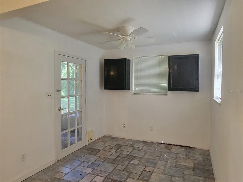 Empty room, Interior