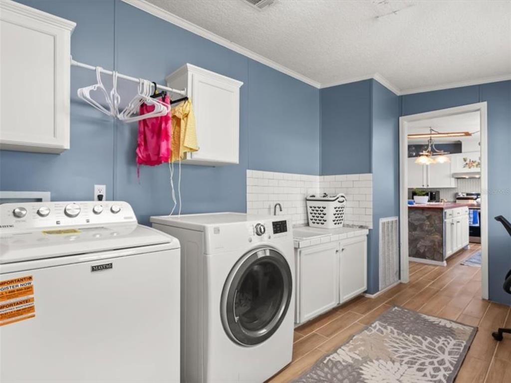 Interior, Washer, Wood Texture Flooring