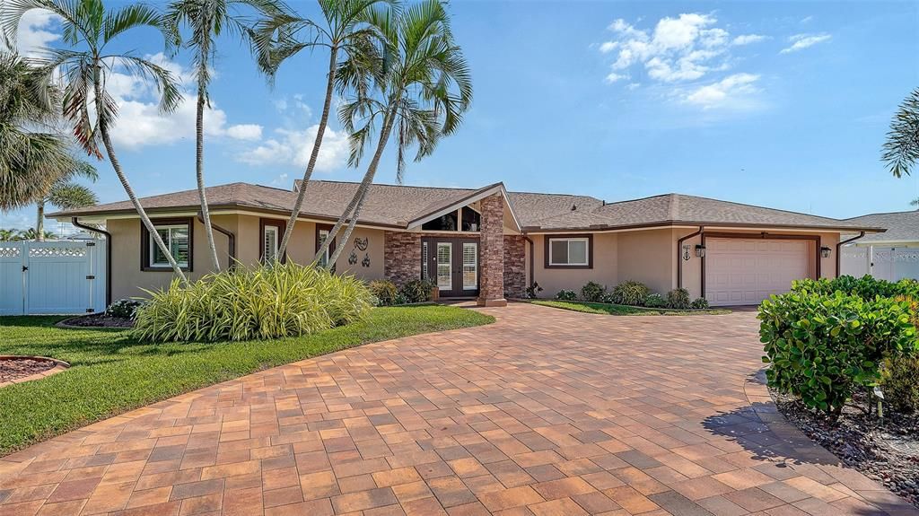 Attached, Exterior, Facade, Ranch