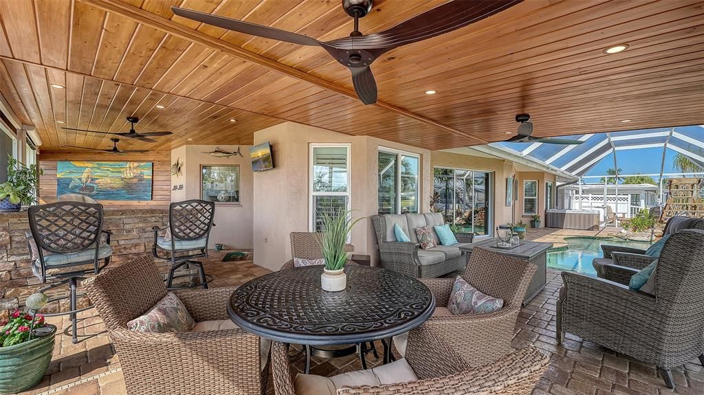 Exterior, Outdoor Kitchen, Pool