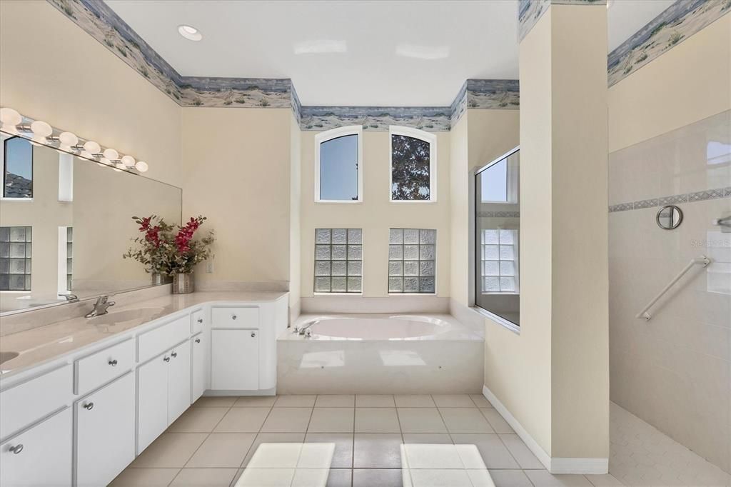 Bathroom, Dual Sink Vanities, Interior, Recessed Lighting