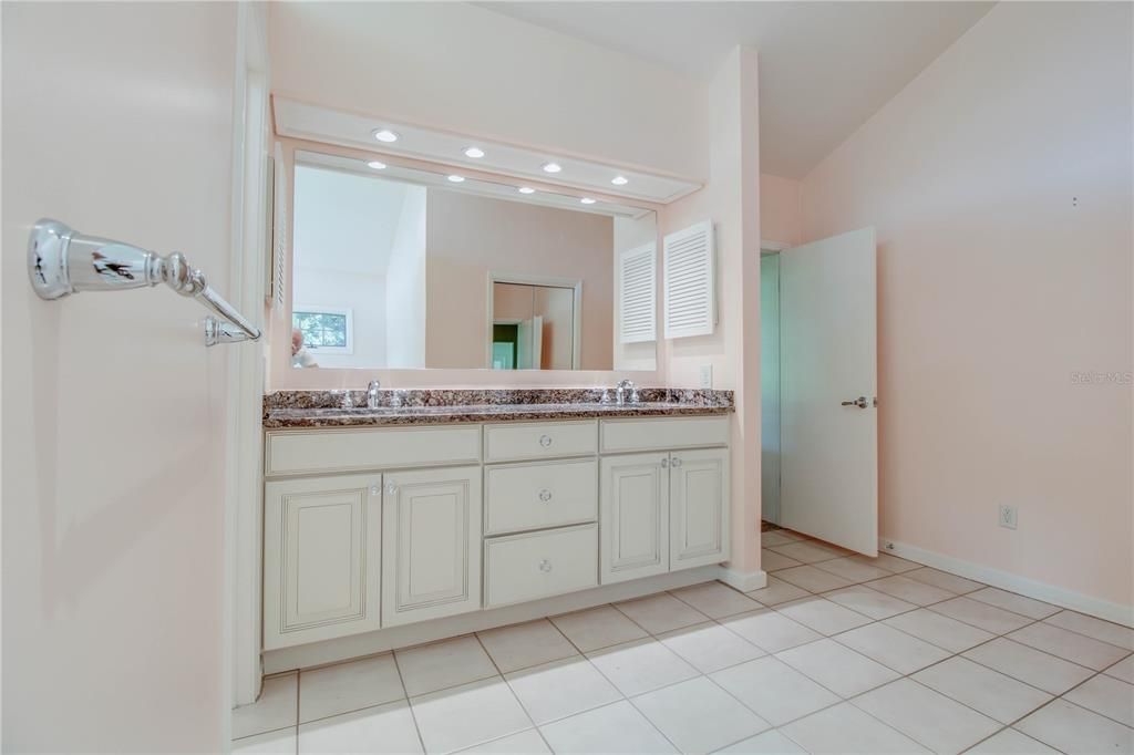 Bathroom, Dual Sink Vanities, Interior, Recessed Lighting