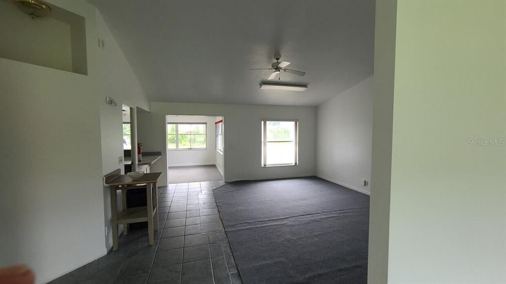 Empty room, Interior