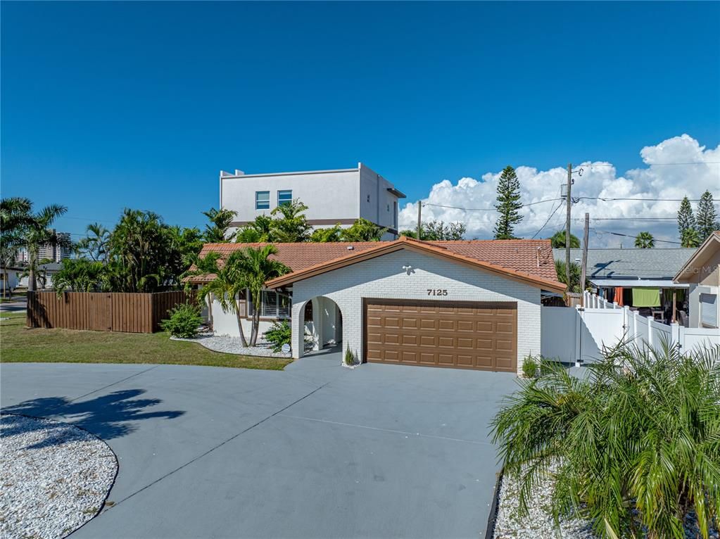 Attached, Exterior, Facade, Spanish Mediterranean