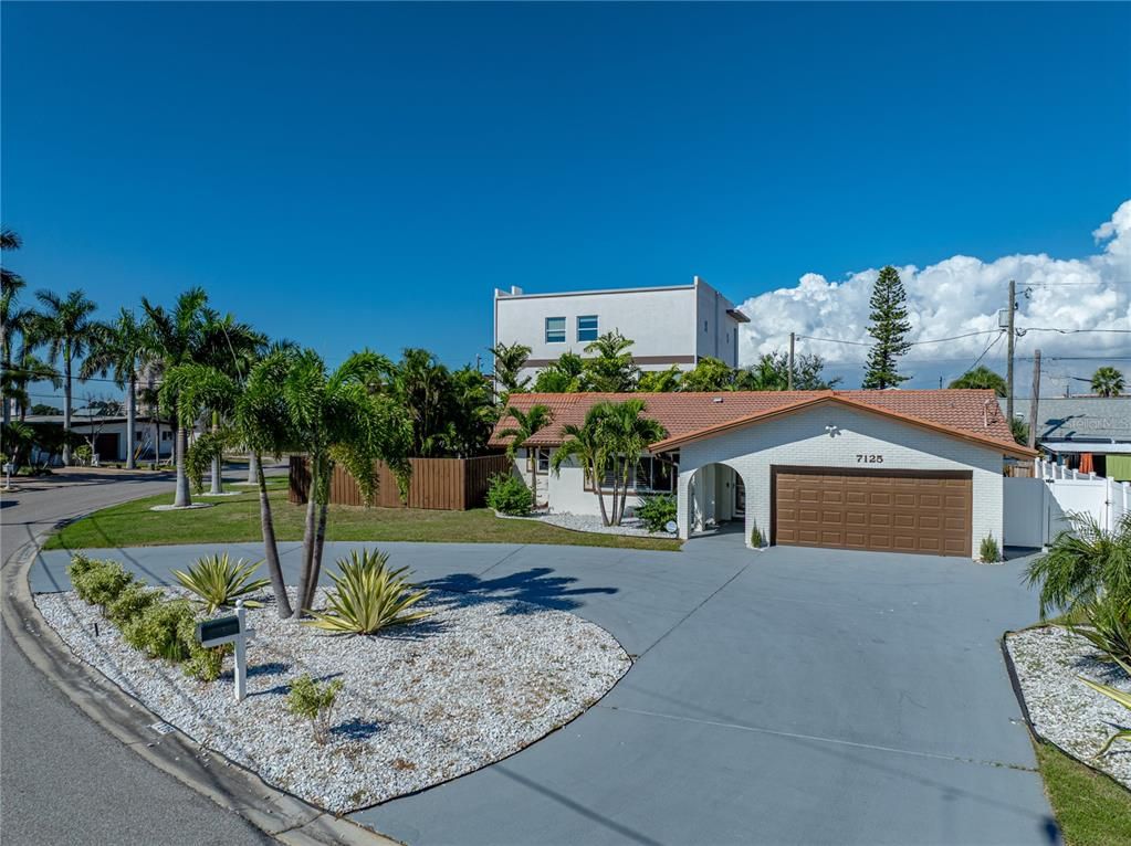 Attached, Exterior, Facade, Spanish Mediterranean