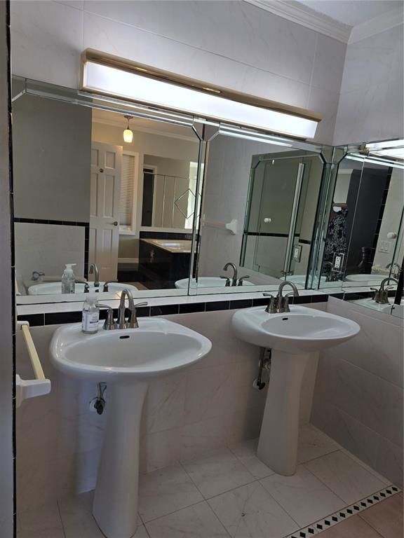Bathroom, Dual Sink Vanities, Interior