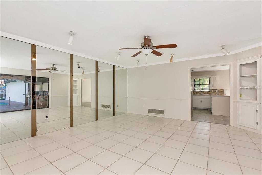 Empty room, Interior