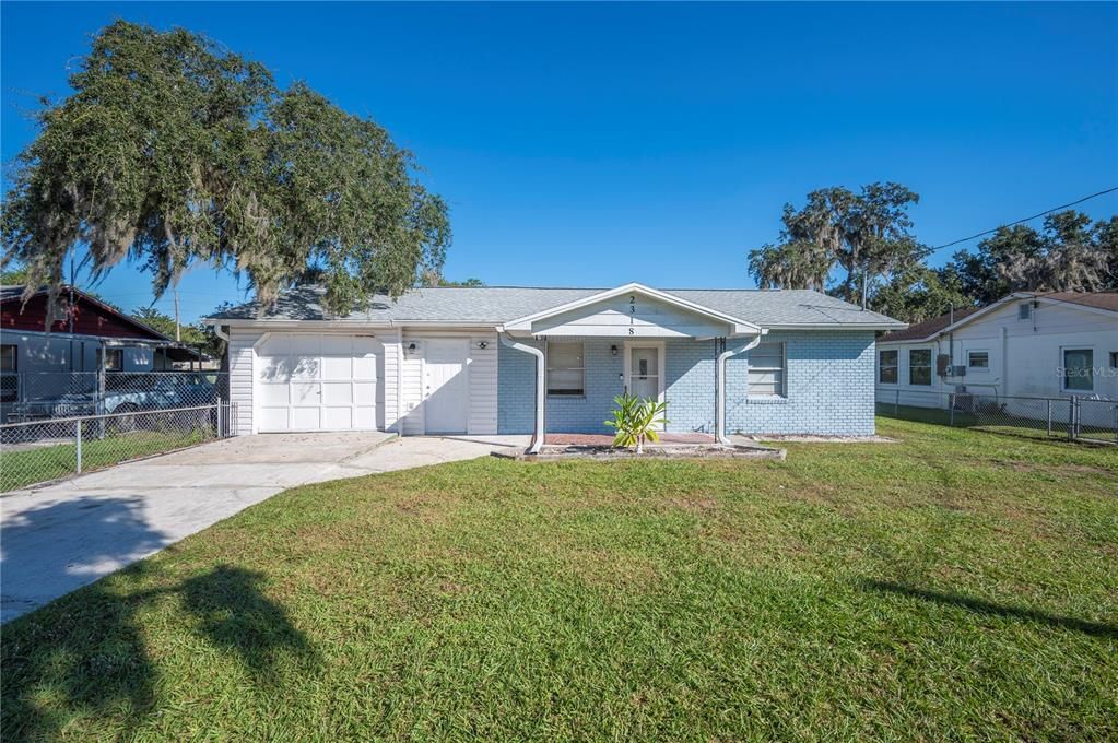 Attached, Exterior, Facade, Ranch