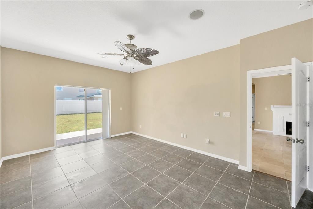 Empty room, Interior