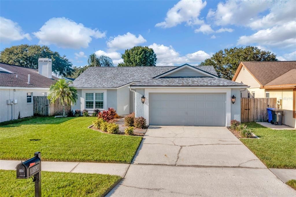 Attached, Exterior, Facade, Ranch