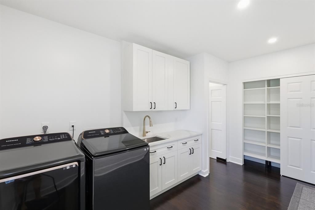 Interior, Recessed Lighting, Washer, Wood Texture Flooring