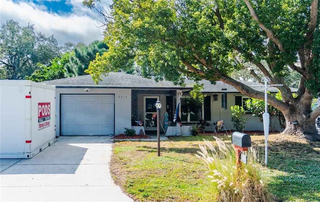 Attached, Exterior, Facade, None