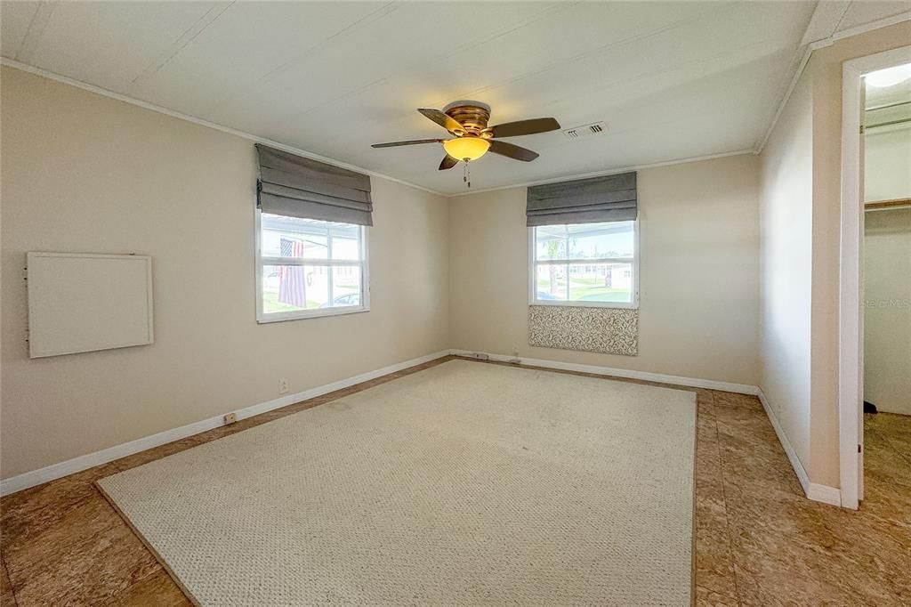 Empty room, Interior