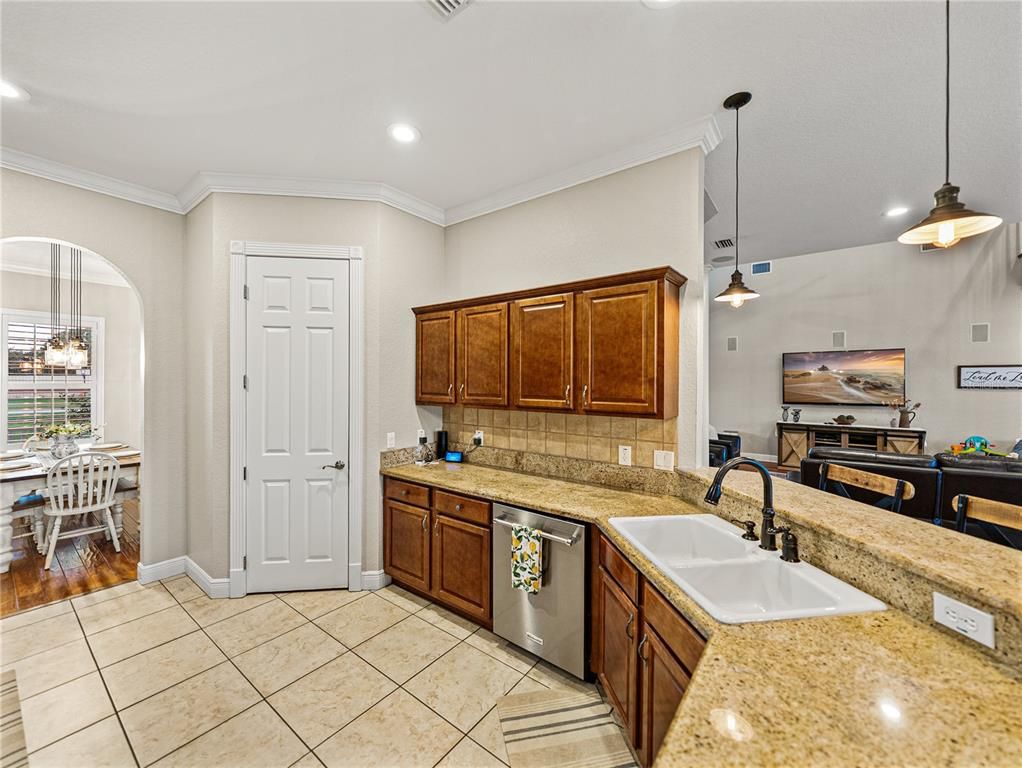 Dining room, Interior, Kitchen, Pendant Lights, Recessed Lighting, Wood Texture Flooring