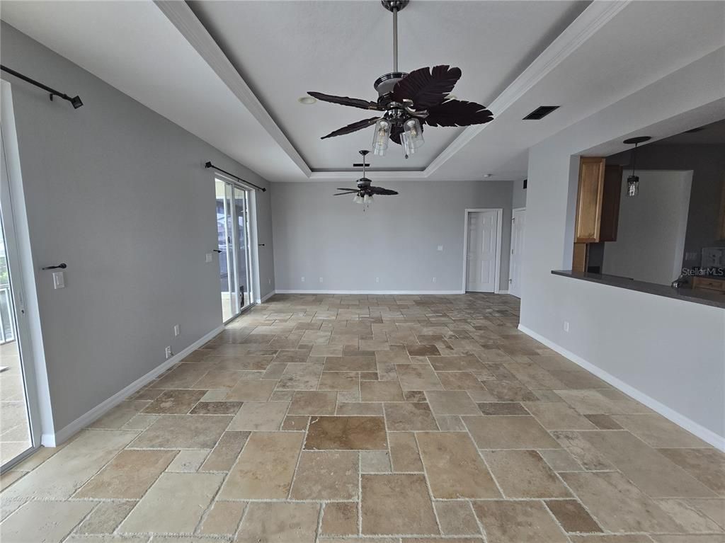 Empty room, Interior