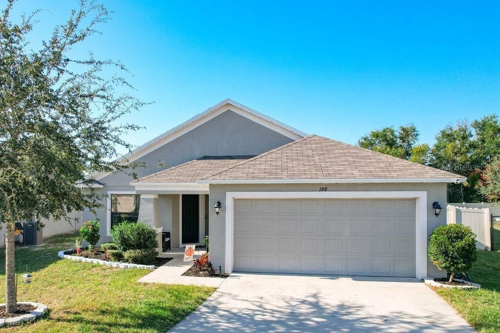 Attached, Exterior, Facade, American Craftsman
