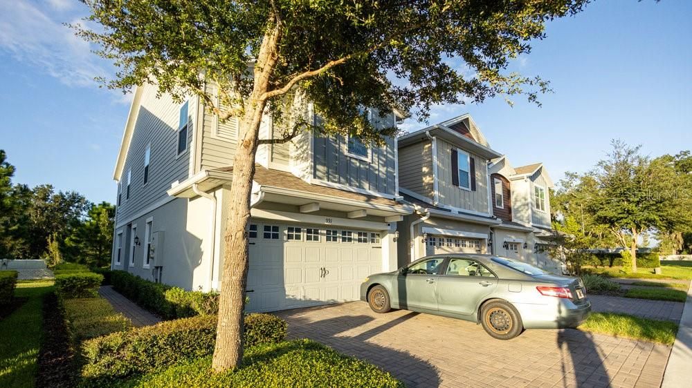 Attached, Exterior, Facade, Queen Anne Victorian