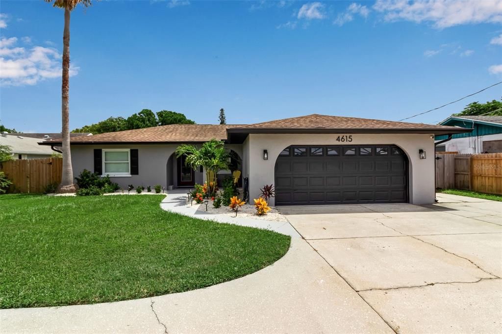 Attached, Exterior, Facade, Ranch