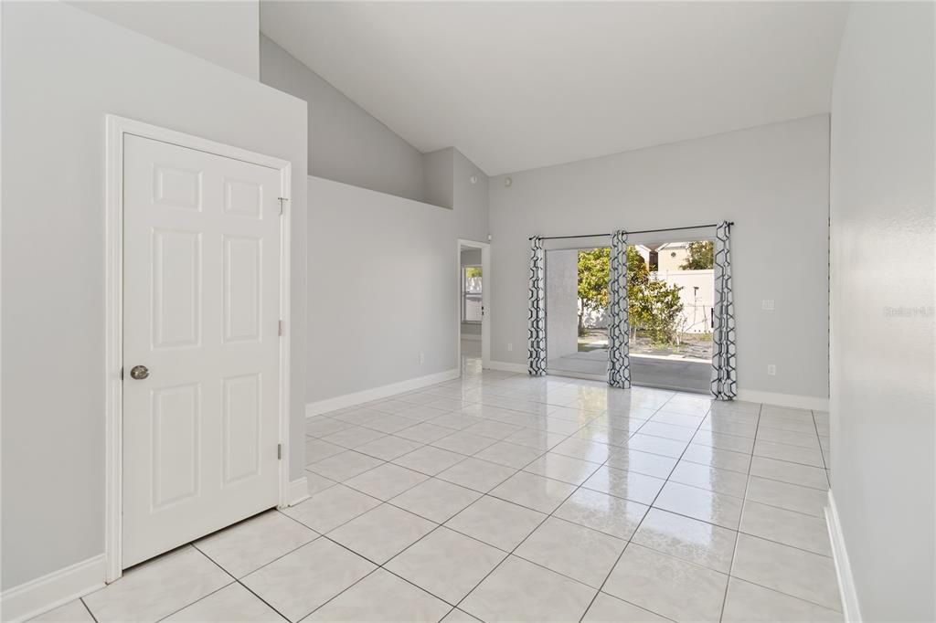 Empty room, Interior