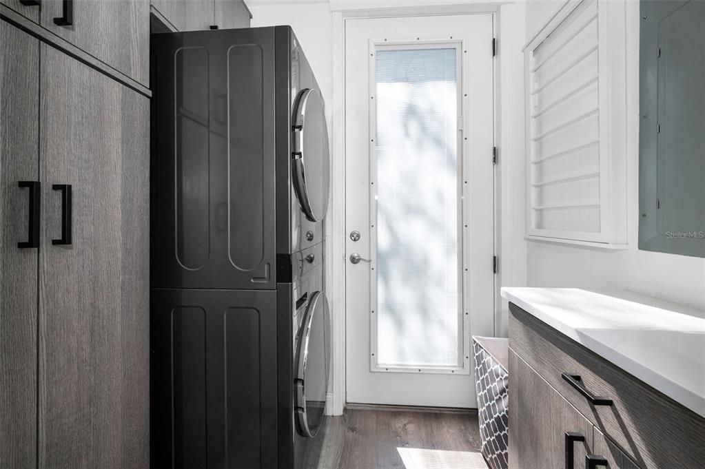 Interior, Washer, Wood Texture Flooring