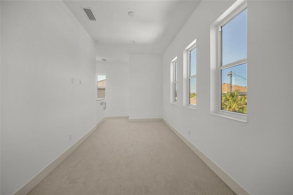 Empty room, Interior