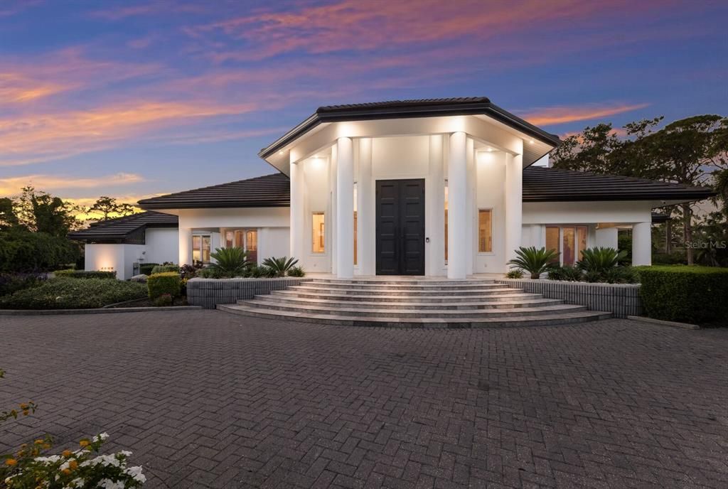 Exterior, Facade, Modern