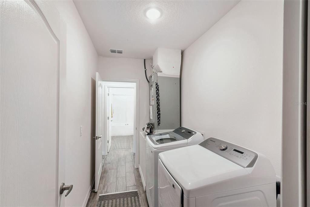 Interior, Recessed Lighting, Washer, Wood Texture Flooring
