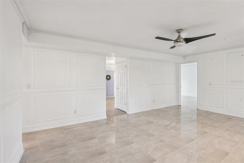 Empty room, Interior