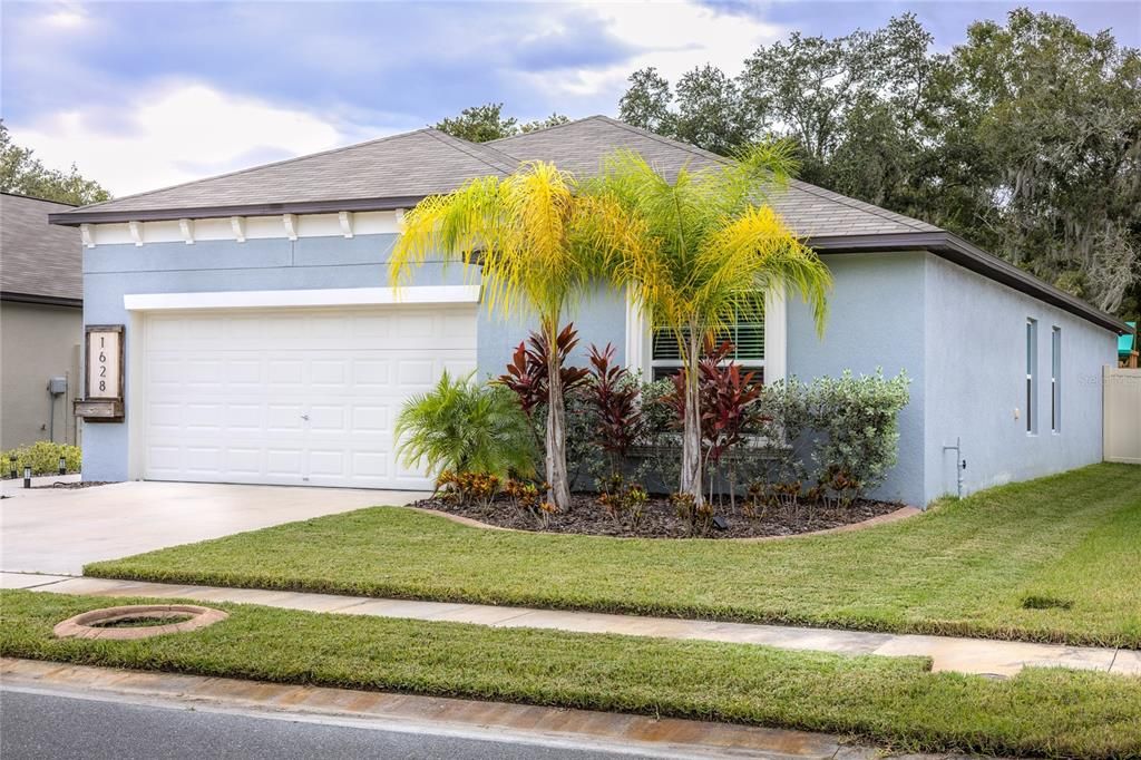 Attached, Exterior, Facade, Ranch