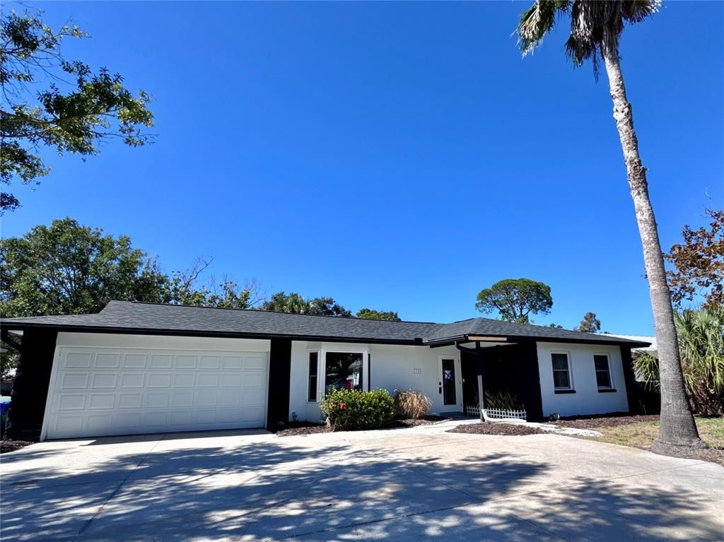 Attached, Exterior, Facade, Ranch