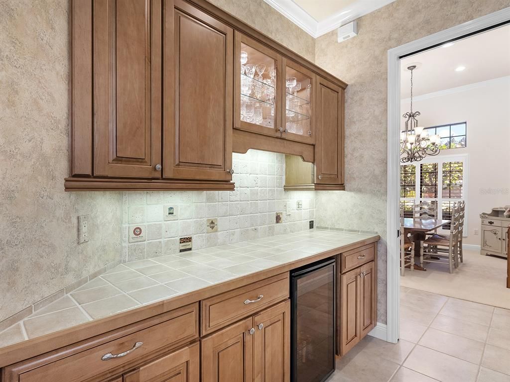 Chandelier, Dining room, Interior, Kitchen, Pendant Lights, Recessed Lighting, Tile Countertops