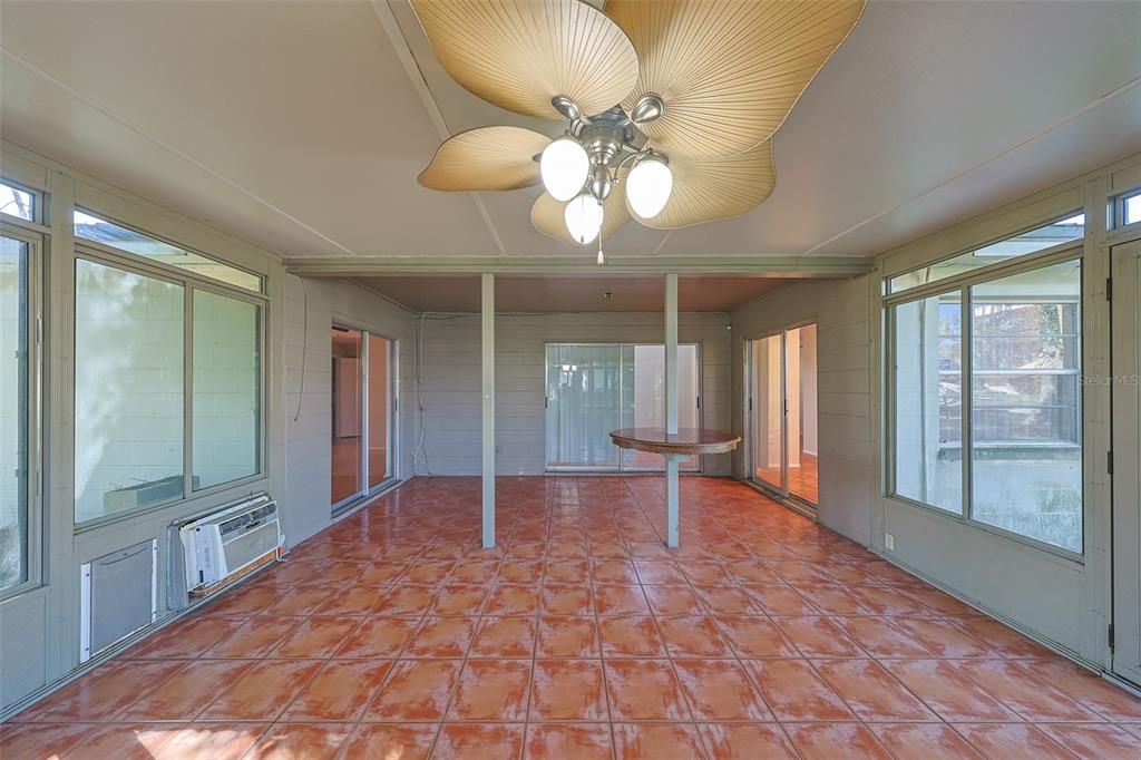 Empty room, Interior