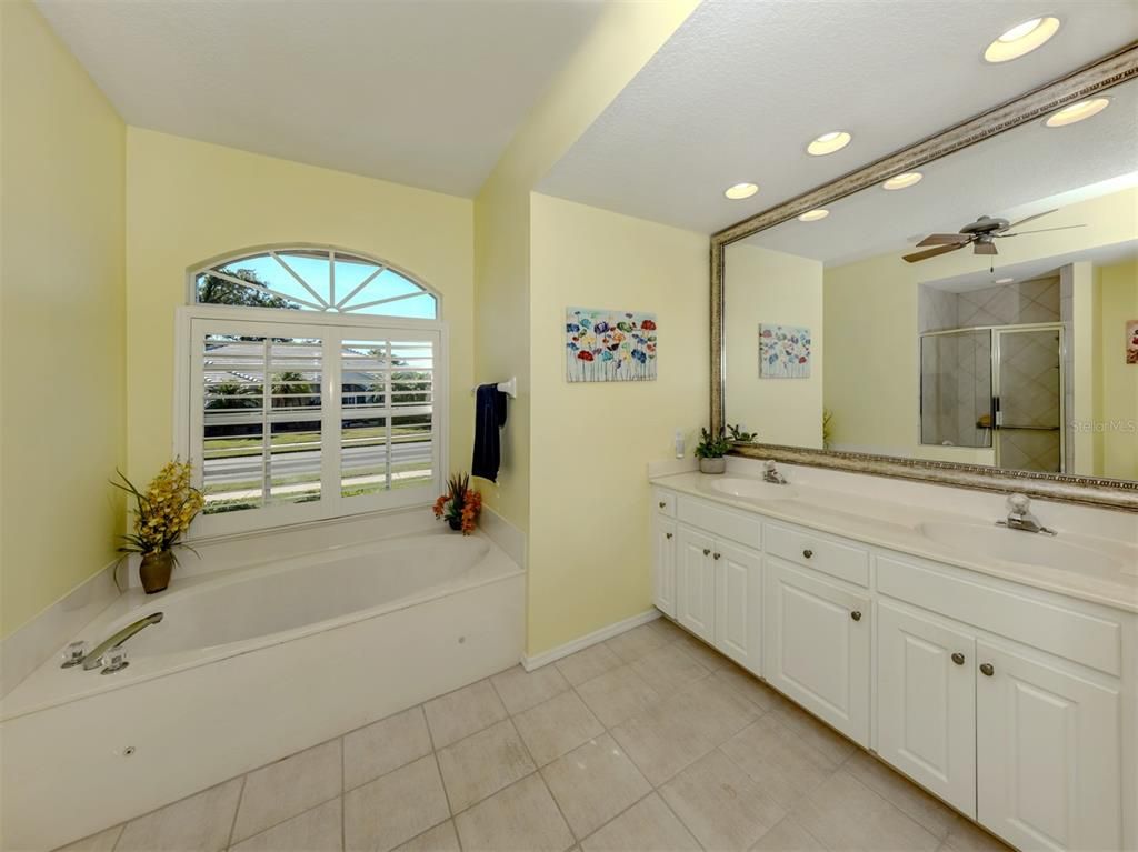 Bathroom, Dual Sink Vanities, Interior, Recessed Lighting