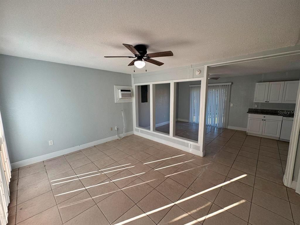 Empty room, Interior