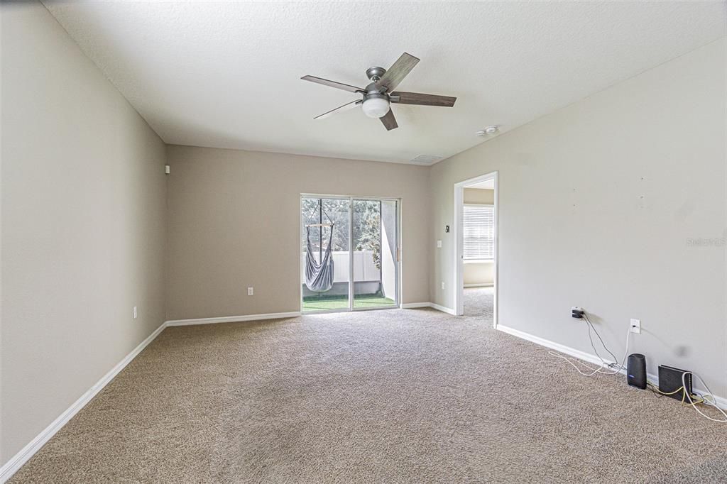 Empty room, Interior