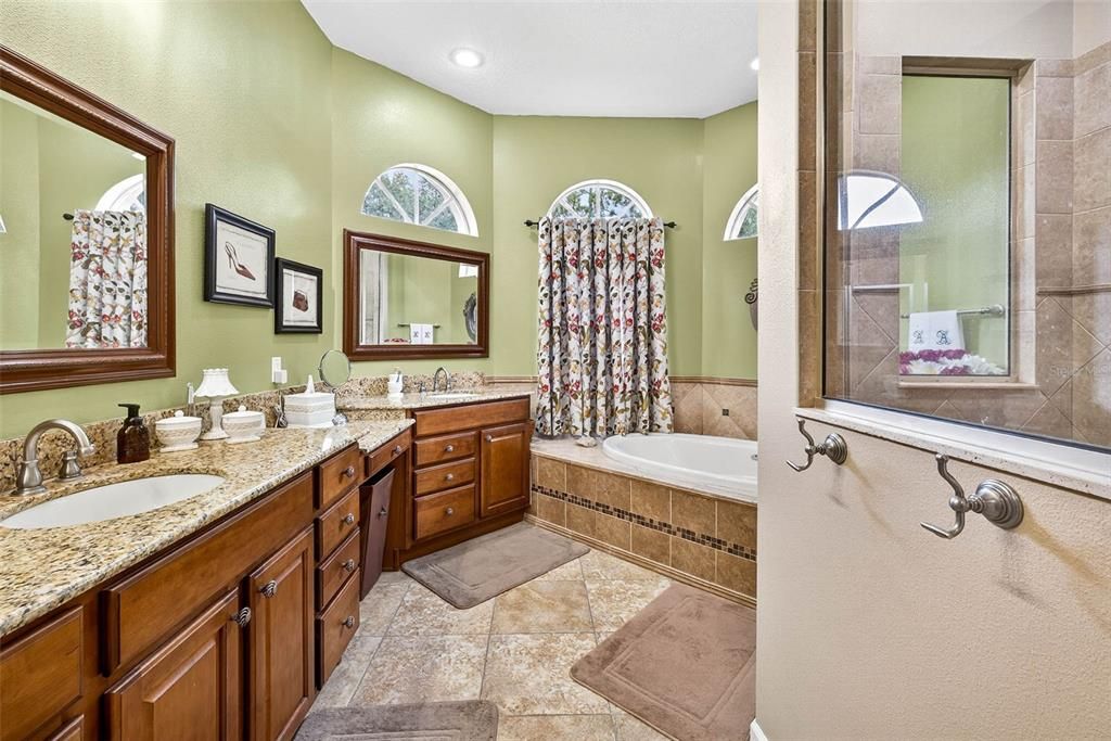 Bathroom, Dual Sink Vanities, Interior, Recessed Lighting