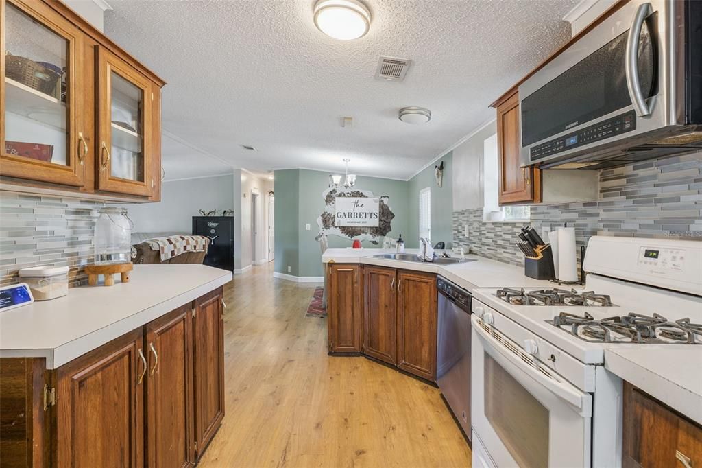 Chandelier, Dining room, Interior, Kitchen, Wood Texture Flooring