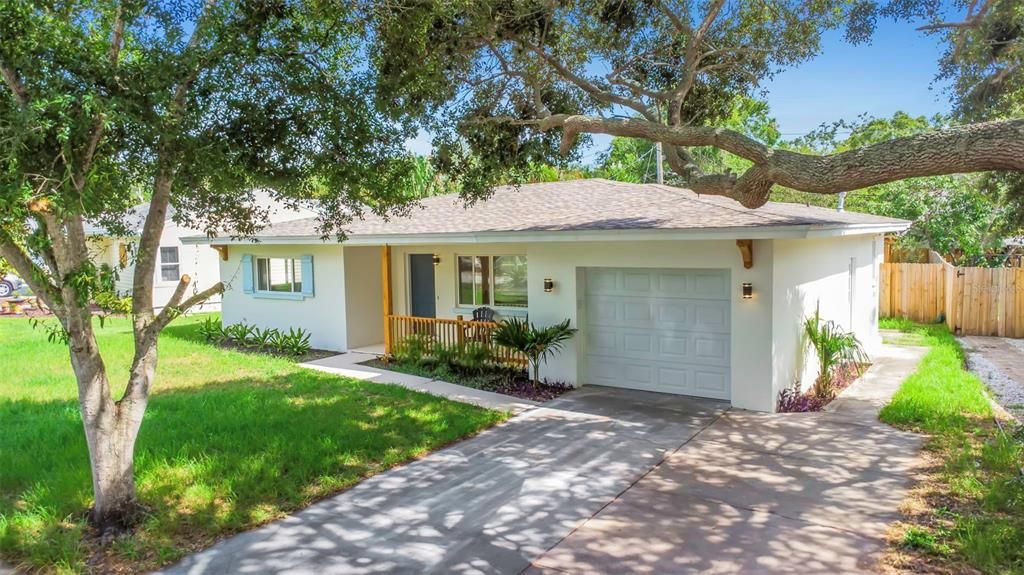 Attached, Exterior, Facade, Ranch