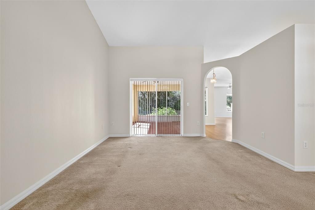 Empty room, Interior