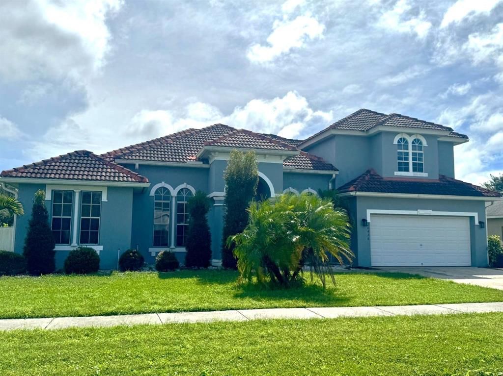 Attached, Exterior, Facade, Mediterranean