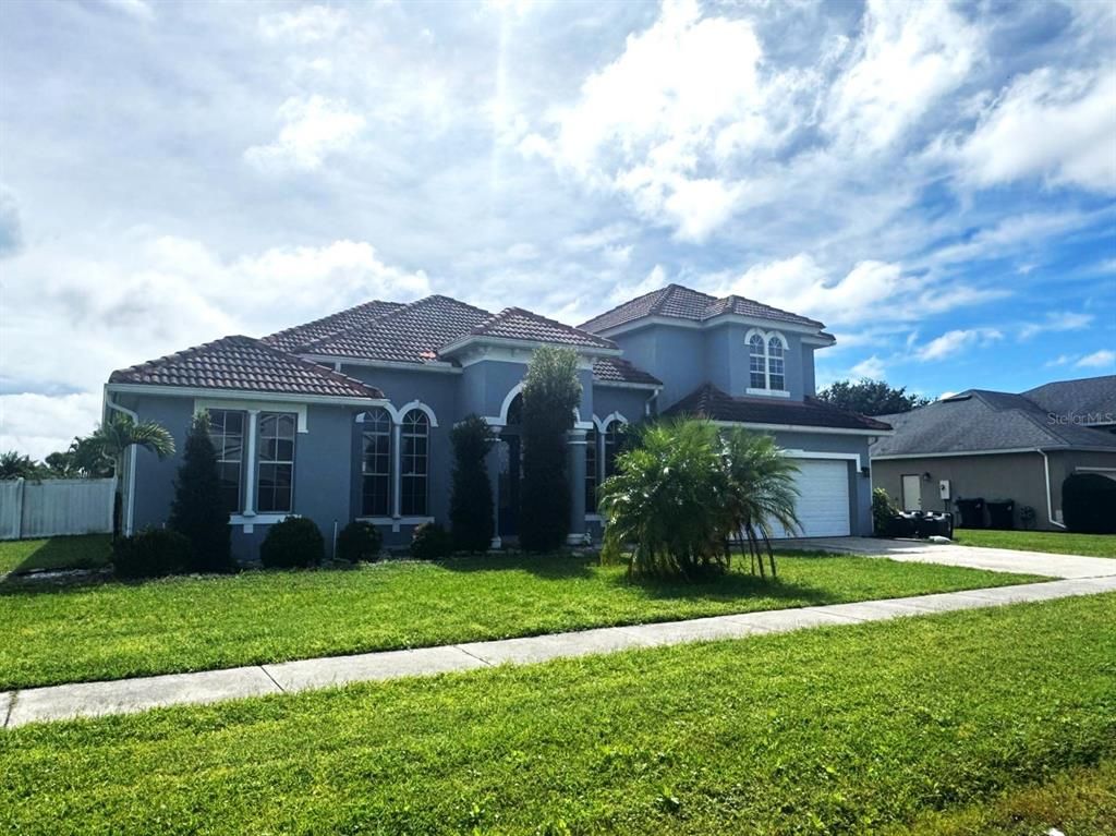Attached, Exterior, Facade, Mediterranean