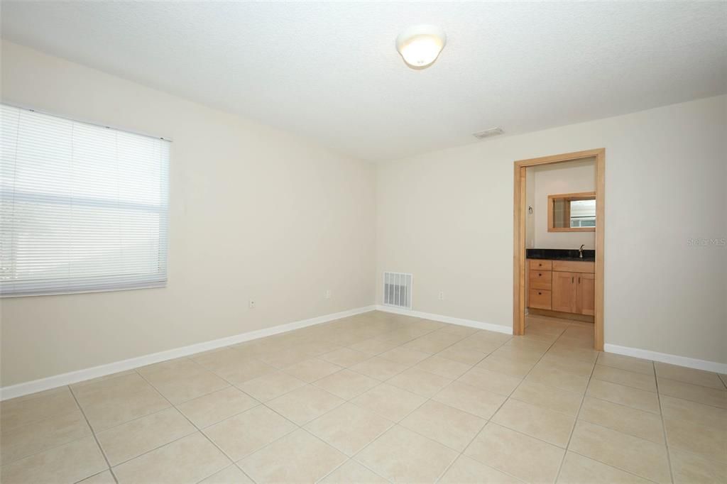 Empty room, Interior