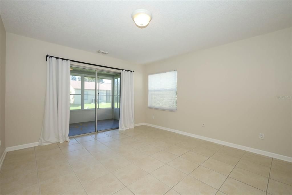 Empty room, Interior