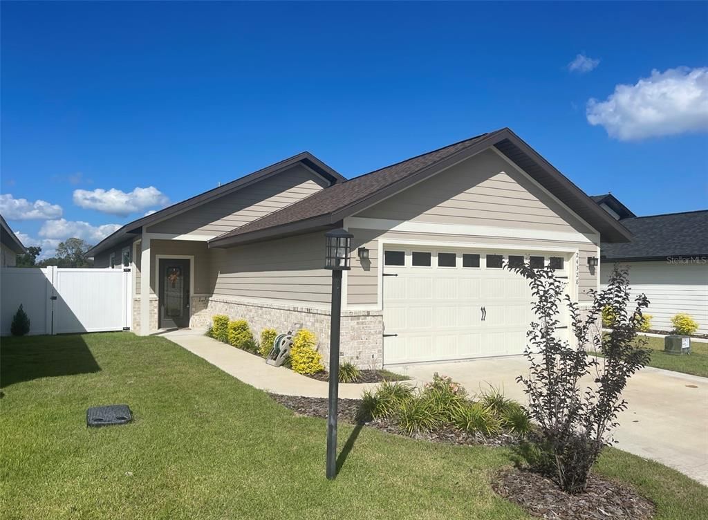 Attached, Exterior, Facade, American Craftsman